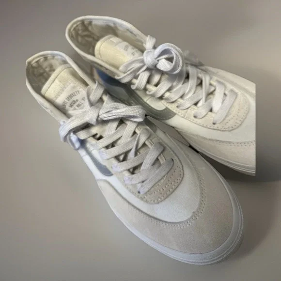 NWOB Vans Gilbert Crockett High Pro II White/Reflective Shoes Size 7 Women's 8.5